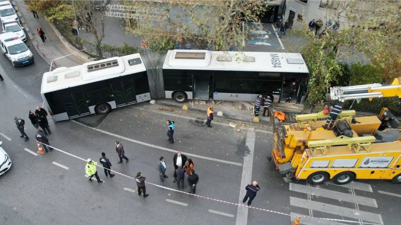 Kadıköy’de metrobüsün perondan çıkarak duvara çaptığı kaza alanı havadan görüntülendi