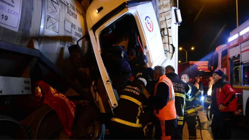 Kağıt gibi ezilen tırda sıkışan sürücüyü kurtarmak için seferber oldular