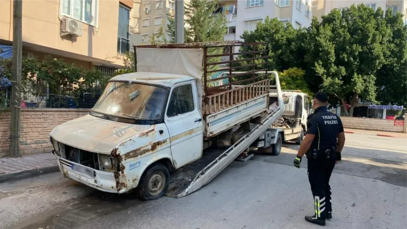 Antalya’da uygunsuz park eden ve hurda araçlar sorgulandı