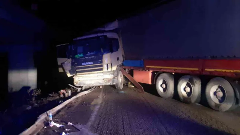 Kontrolden çıkan tır karayolunu trafiğe kapattı