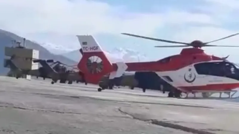 Sınırda kalp krizi geçiren yaşlı adam için ambulans helikopter havalandı