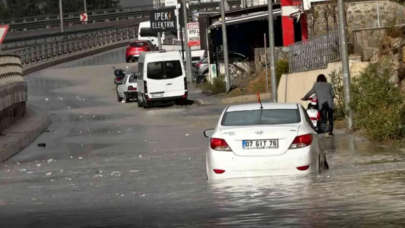 Kuşadası’nda sağanak yağış etkili oldu, yollar göle döndü