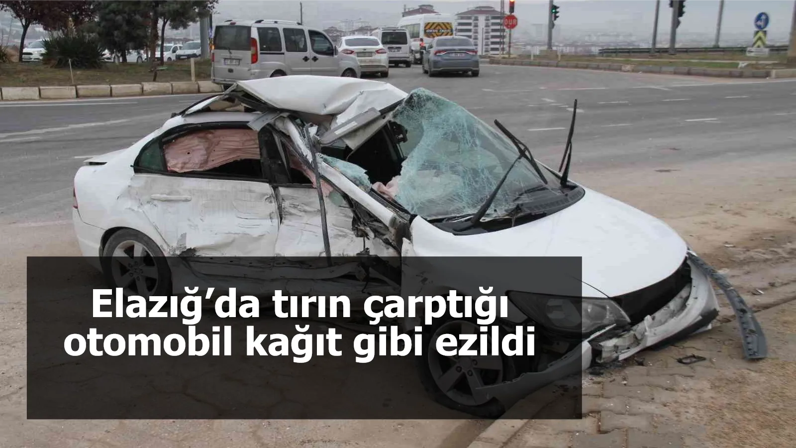 Elazığ’da tırın çarptığı otomobil kağıt gibi ezildi