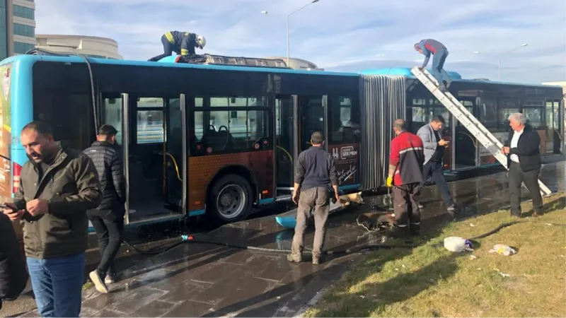 Polis memuru canını hiçe sayarak yanan otobüse müdahale etti