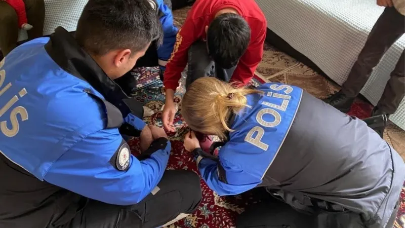 Hakkari polisi ihtiyaç sahibi aileleri sevindirmeye devam ediyor