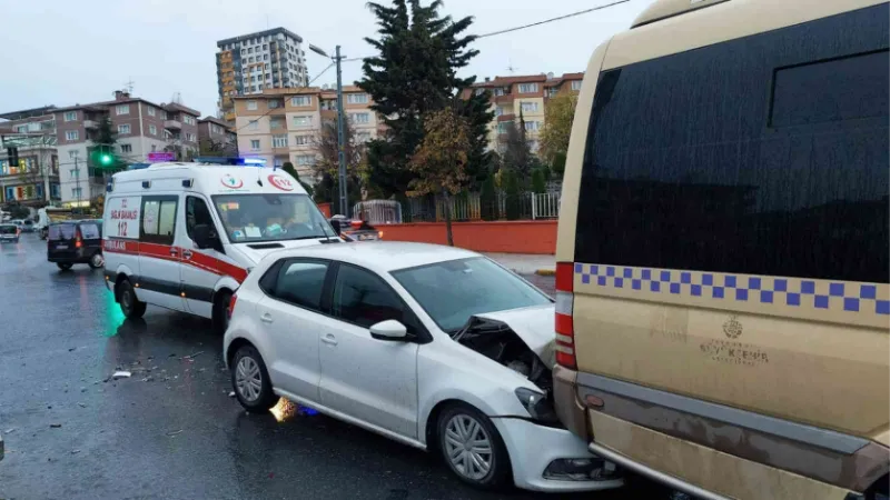 Kamyonetin çarptığı otomobil dolmuşa arkadan vurdu: 1 yaralı