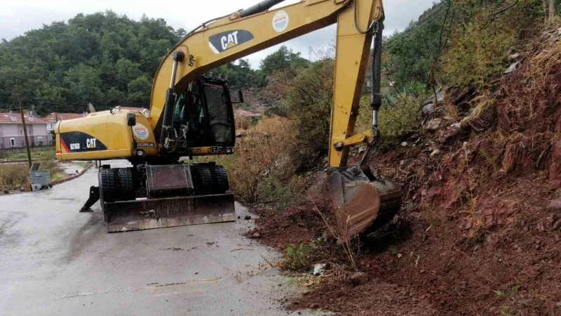 Marmaris Belediyesi ekiplerinin yağmur mesaisi