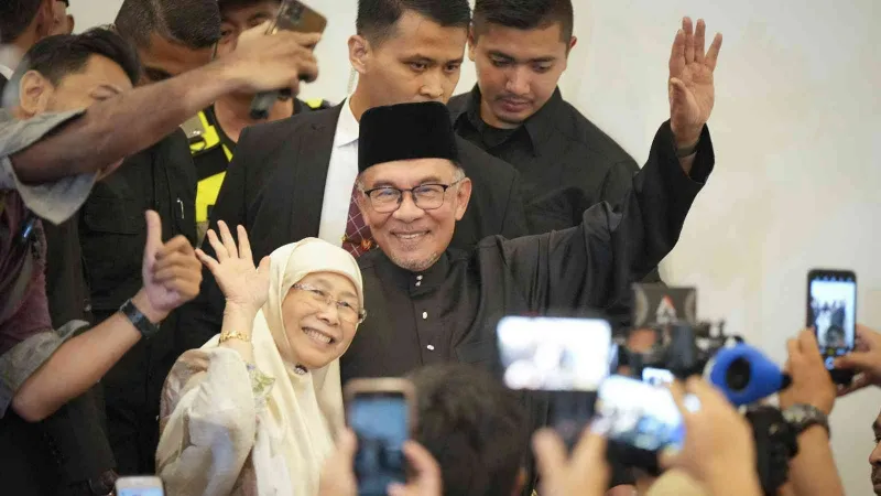 Malezya’nın yeni Başbakanı Enver İbrahim yemin etti