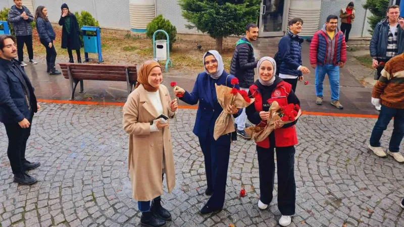 Öğretmen adaylarına da çiçek