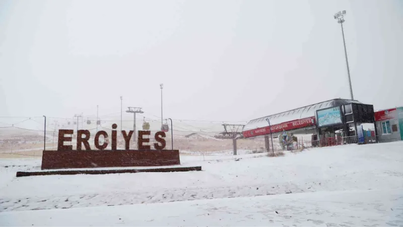 Erciyes’e lapa lapa kar yağdı