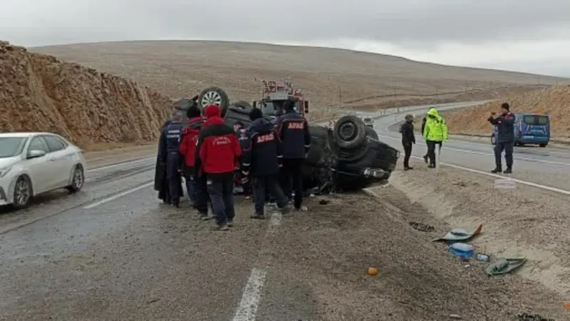 Sivas’ta minibüs takla attı: 4 yaralı