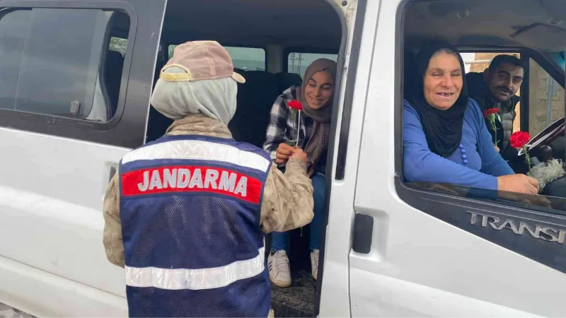 Mardin’de kadınlara çiçekli bilgilendirme