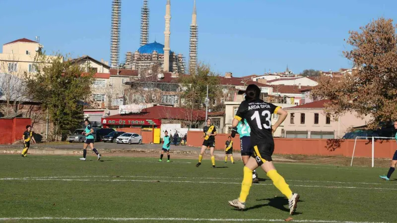 Filibe ve Edirne’nin kadın futbolcuları kıyasıya mücadele etti