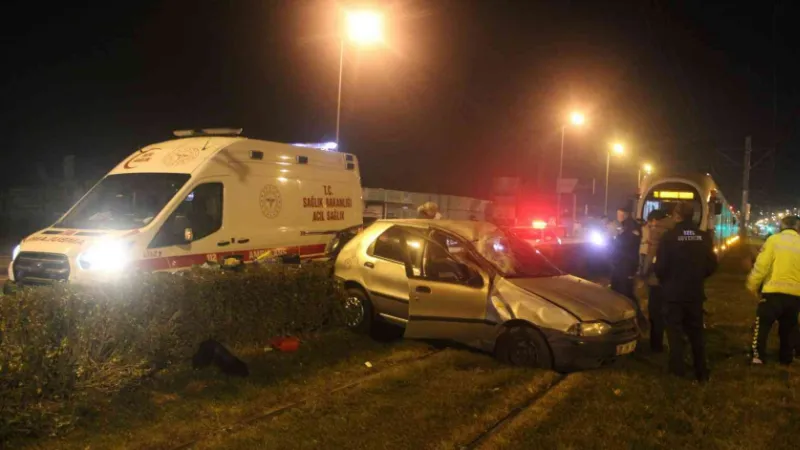 Tramvay yoluna giren otomobil takla attı