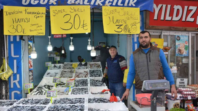 Ordu’da tezgahlarda hamsi bolluğu: Fiyatı 30 liraya düştü