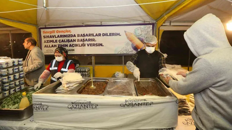 Üniversite öğrencilerine sınav döneminde yemek ikramı