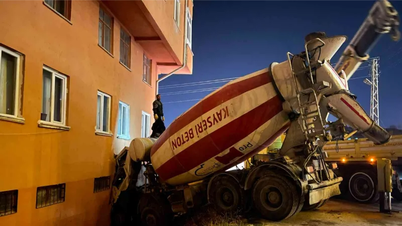 Freni boşalan beton mikseri binaya girdi