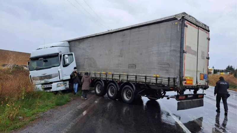 Sağanak yağışta kayan tır yolu trafiğe kapattı