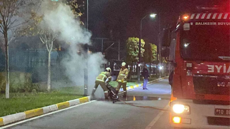 Balıkesir’de yanan motoru itfaiye ekipleri söndürdü