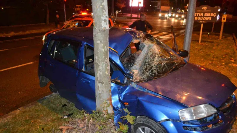 Kırmızı ışık ihlali ve aşırı hız kazaya neden oldu, otomobil hurdaya döndü