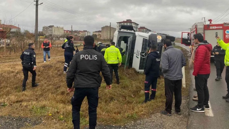 Beton mikseri şarampole devrildi, yaralı sürücüyü itfaiye kurtardı