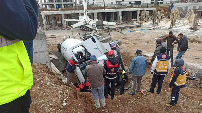 Beton mikserinin altında kalan sürücüyü itfaiye kurtardı