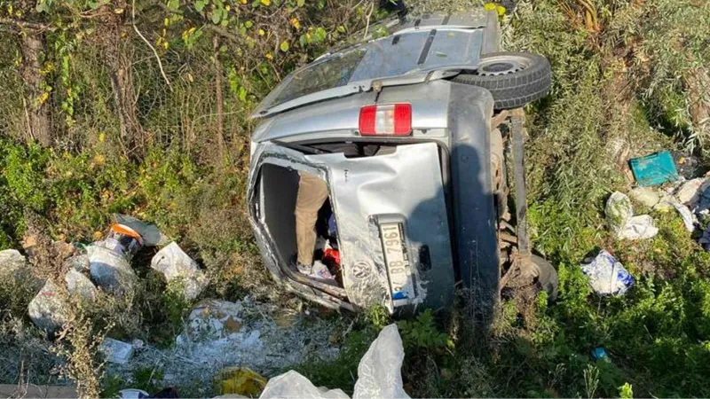 Lastiği patlayan araç şarampole yuvarlandı: 3 yaralı