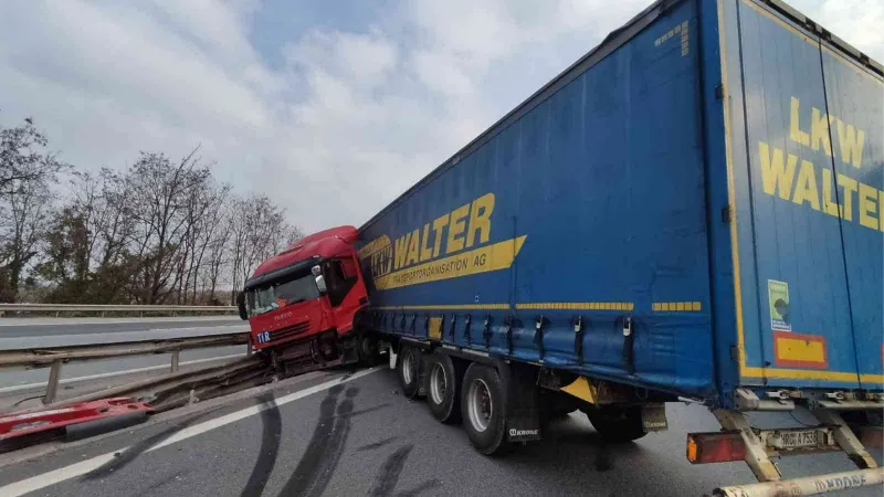 Otoyolda makaslayan tır bariyerlere çarptı: 1 yaralı