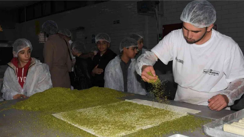 Diyarbakır’da öğrenciler, tatlının yapım aşamasını yerinde gördü