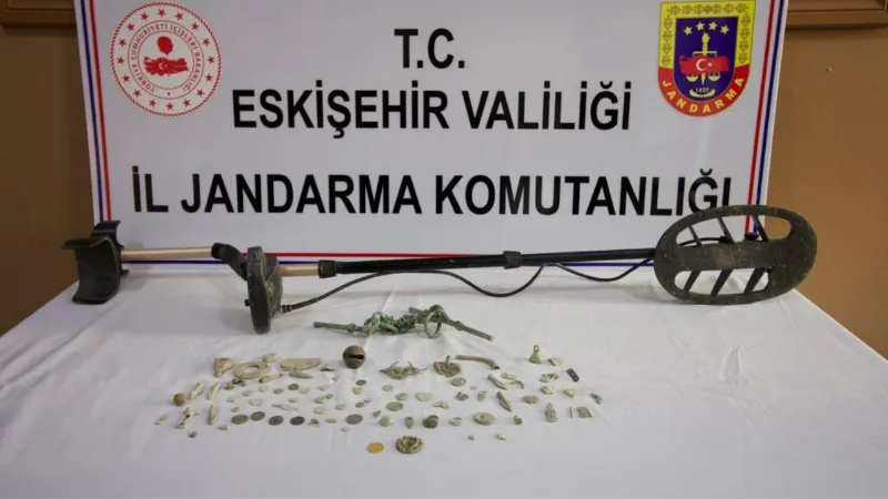 Evinin bahçesinde kaçak kazı yapan şahsa jandarma operasyonu