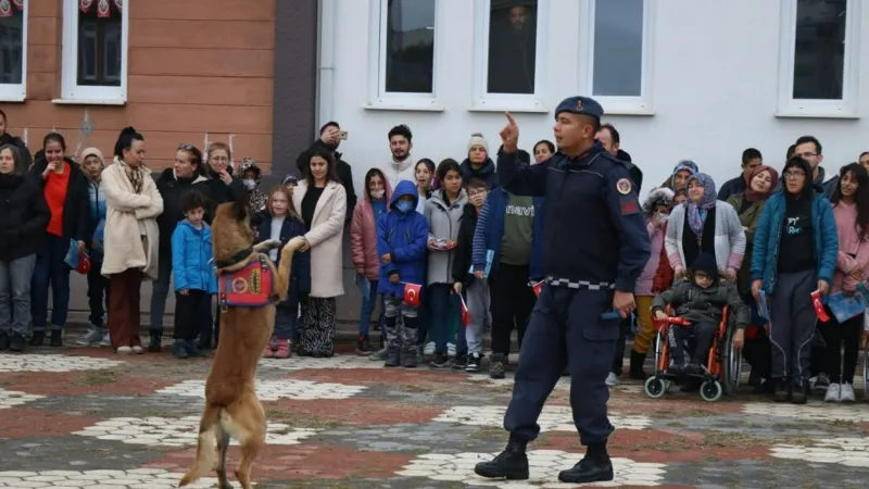 Engelli öğrencilerle jandarma ekipleri bir araya geldi