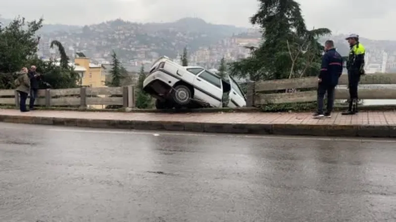 Faciaya ramak kala, otomobille duvarda askıda kaldılar