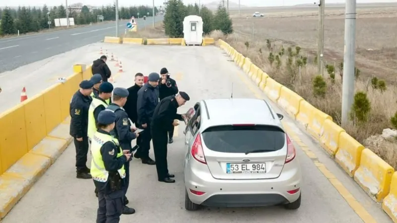 Emniyet kemeri denetimi yapan jandarma ekiplerinden çocuklara hediye sürprizi