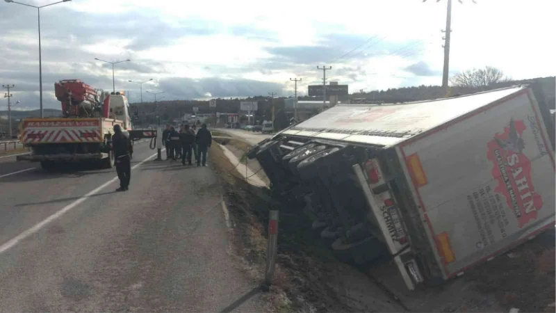 Kütahya’da tır sulama kanalına devrildi