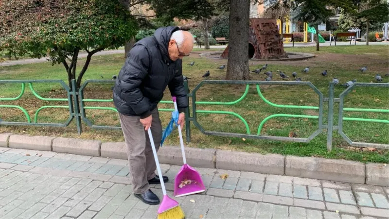 Yola saçılan ekmek parçalarını üstüne basılmasın diye topladı