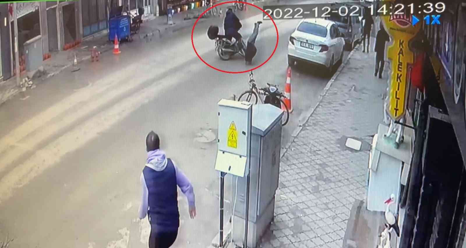 Motosiklet yaşlı adama çarptı, o anlar kameraya yansıdı