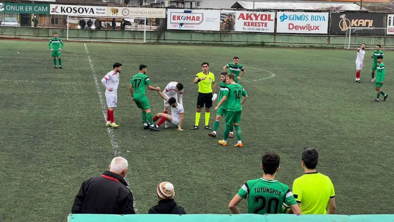 Sakatlanan hakem elinde bandajla maçı yönetti