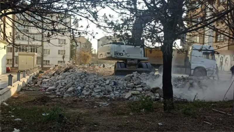 Eskişehir’de metruk binalar yıkılıyor