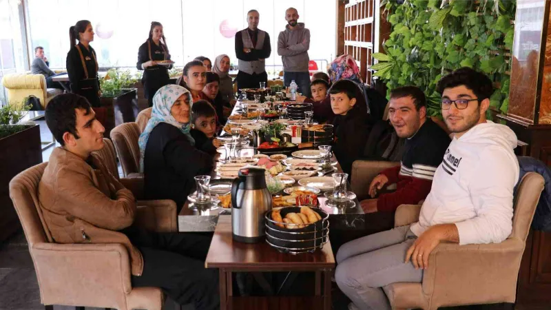 Mekan Kafe Restoran engellileri ağırladı