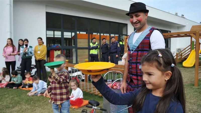 Miniklere jonglör eşliğinde trafik eğitimi