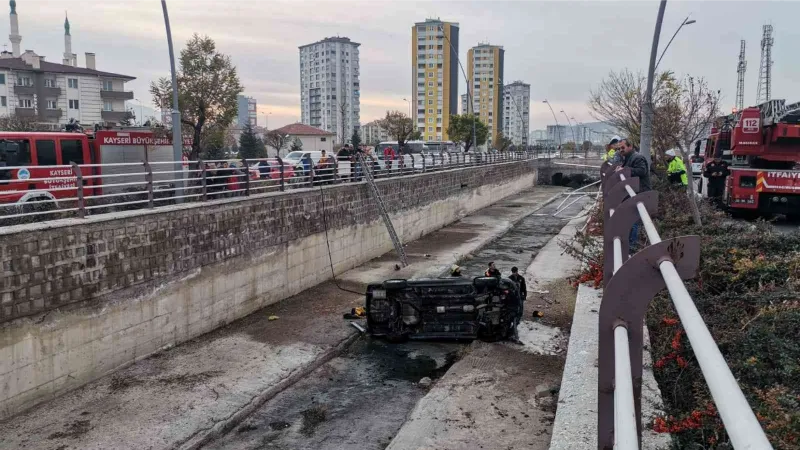 Kanala düşen otomobil alev alev yandı: 4 yaralı