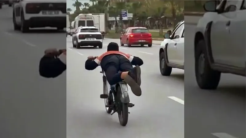 Motosikleti yüzüstü yatarak kullanan gencin görüntüleri tepki çekti