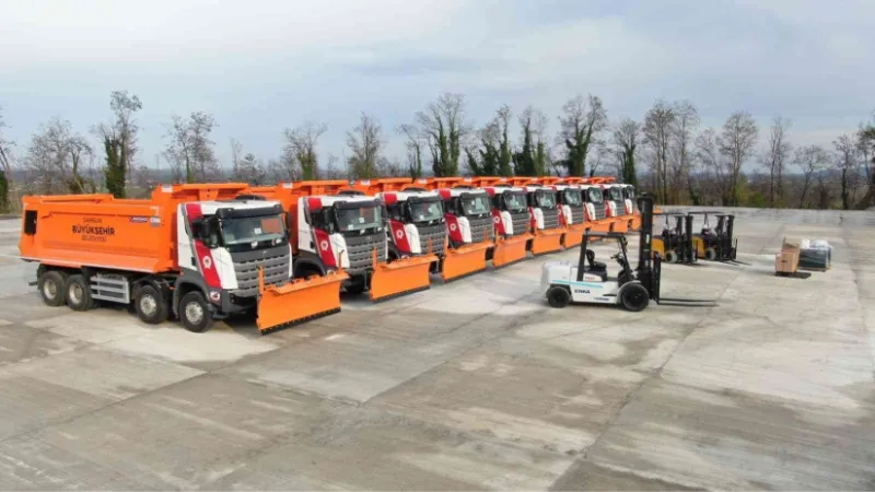 Büyükşehir araç filosuna 60 kar paletli kamyon ile 4 forklift iş makinesi