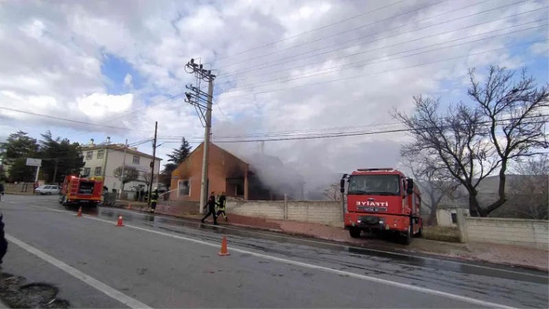 Müstakil ev çıkan yangında kullanılamaz hale geldi