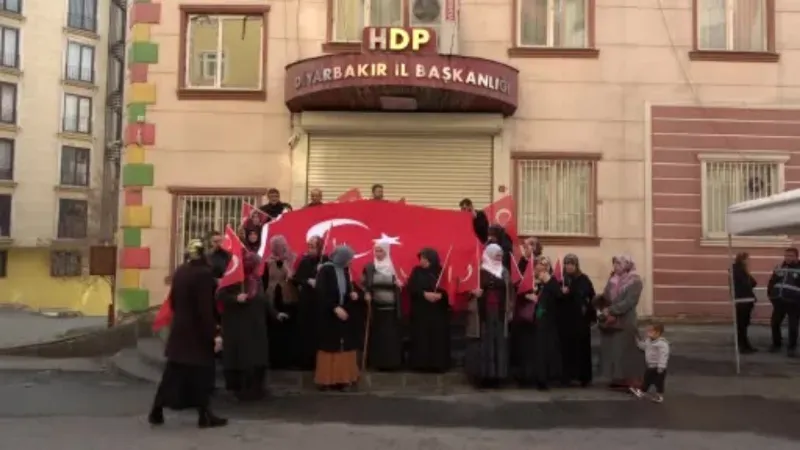 HDP önündeki aileler bombalı saldırıyı kınadı