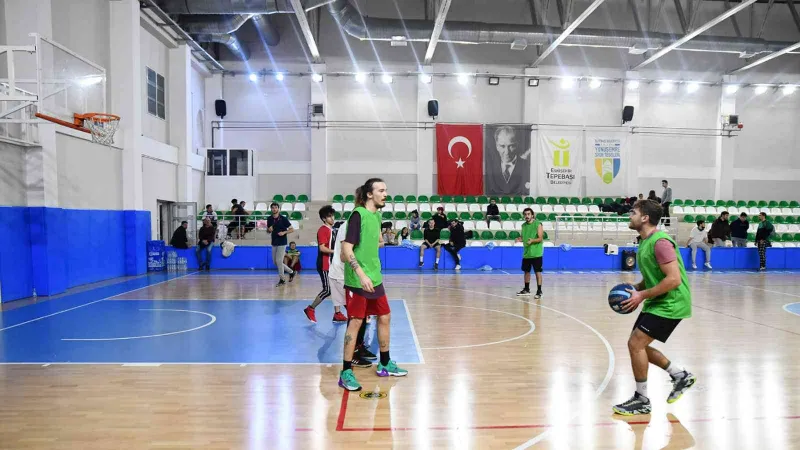 Gençlik basketbol turnuvasında heyecan dolu maçlar