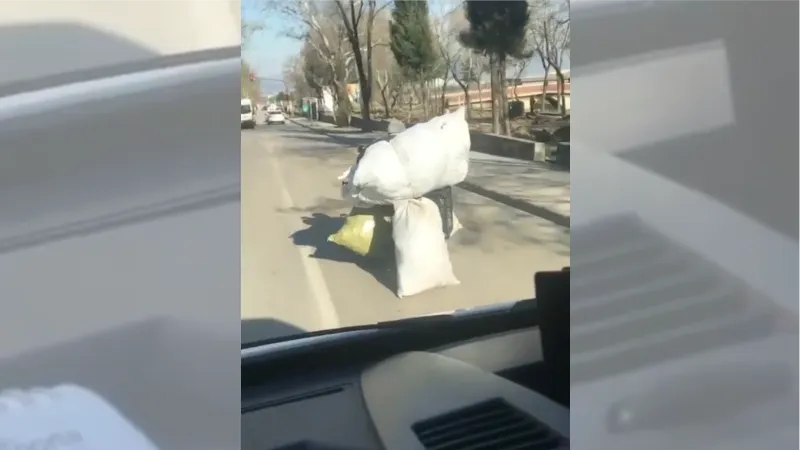 Bursa’da motosikletle tehlikeli taşımacılık kameraya yansıdı