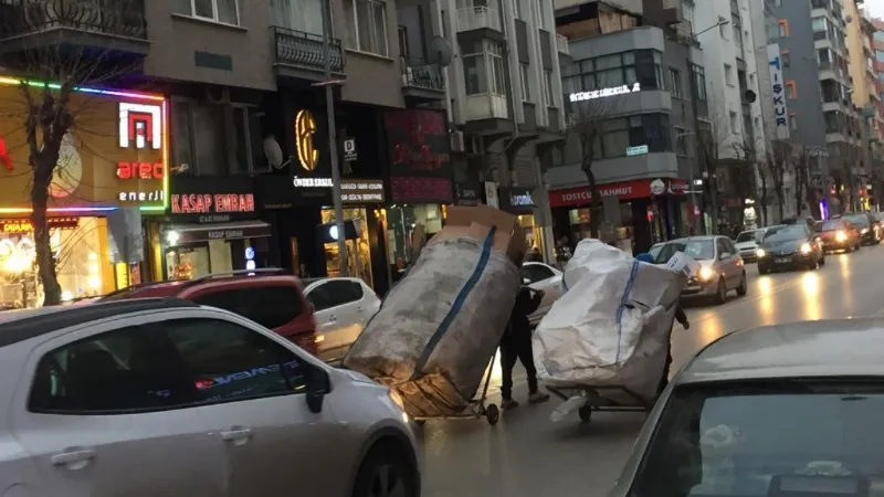 Kâğıt toplayıcı çocuklar trafiktekileri isyan ettirdi