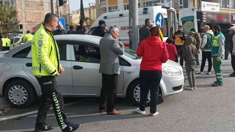 Hafif ticari araç ile otomobil çarpıştı: 3 yaralı