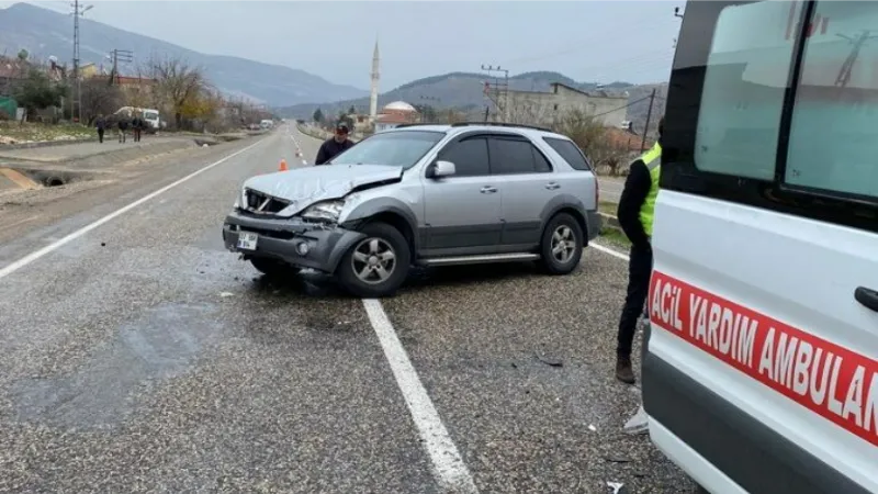 Otomobil refüje çarpıp karşı şeride geçti: 1 yaralı